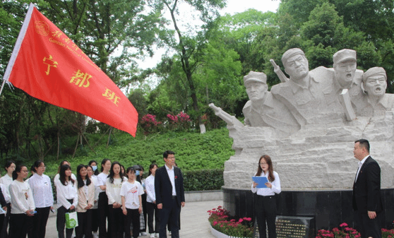 学党史 悟思想丨经济管理学院开展 “祭英烈，学党史，跟党走——传承红色基因”清明祭扫活动