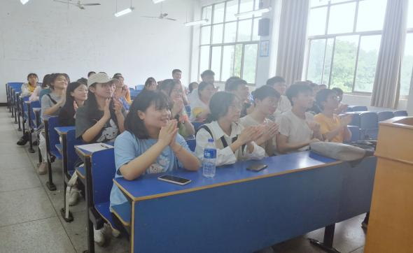 经济管理学院师生热议习近平总书记在庆祝中国共产主义青年团成立100周年大会上的重要讲话
