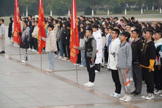 经济管理学院举行升旗仪式
