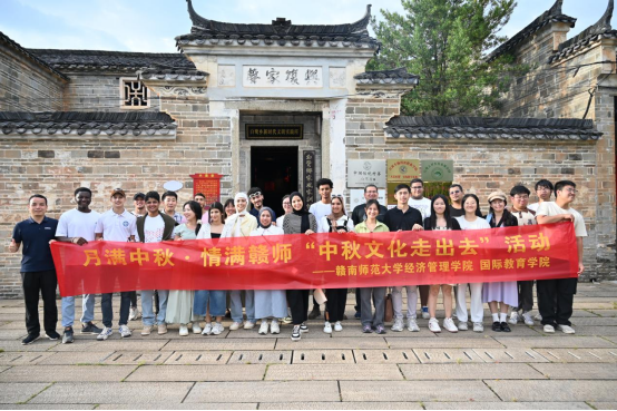经济管理学院联合国际教育学院开展 “中秋文化走出去”活动