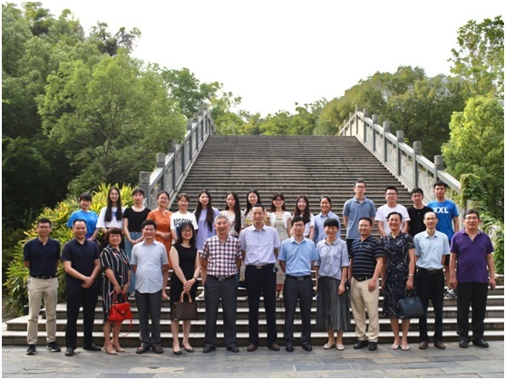 商学院召开2018级研究生与校外合作导师见面会