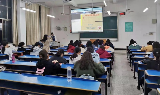 经济管理学院组织观看心理健康系列直播课