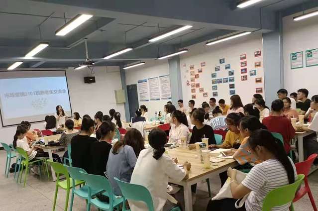 21级市场营销2101班召开新老生交流会